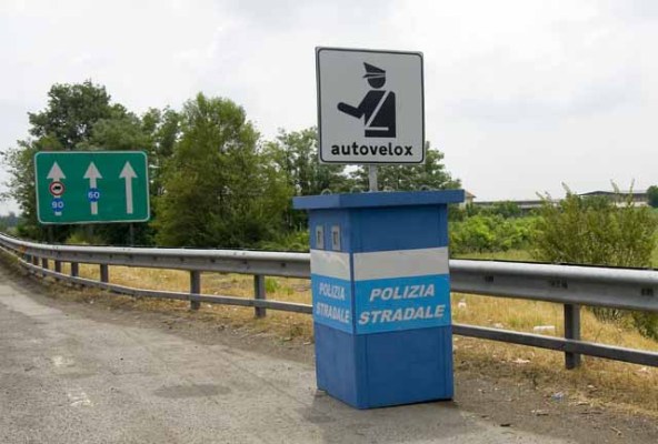MULTA DA AUTOVELOX' E' NULLA ANCHE SE E' VISIBILE. ECCO LA NUOVA SENTENZA - 28/10/2014