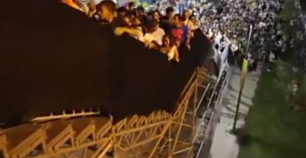 LA SCALA RISCHIA DI CROLLARE SOTTO IL PESO DEI TIFOSI ALL'USCITA DEL MARACANA' - VIDEO - 17/06/2014
