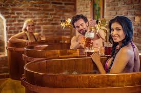 CON LA BIRRA FINO ALLA GOLA: ECCO LA SPA IN CUI IMMERGERSI NELLA BEVANDA AL LUPPOLO - 29/10/2014