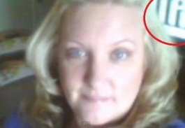 AGGHIACCIANTE: SI SCATTA UNA FOTO ED ECCO COSA COMPARE - VIDEO - 30/10/2014