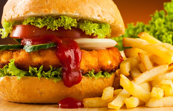 ACCECATO DALLA VOGLIA DI UN HAMBURGER EVADE DAI DOMICIALIRI E VA AL FAST FOOD, MA VIENE RICONOSCIUTO - 02/11/2014