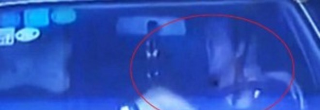 BACI ED EFFUSIONI NEL TRAFFICO, LA MOGLIE VEDE IL FILMATO E SMASCHERA IL MARITO FEDIFRAGO - 25/09/2014