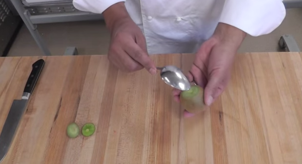 ECCO COME APRIRE UN KIWI IN 3 SECONDI CON UN CUCCHIAIO - VIDEO - 05/09/2014