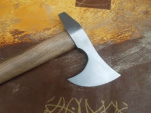 UNA 15 ENNE TORTURA LA SUA AMICA PER FARE UN VOTO AL DIAVOLO - 01/12/2014