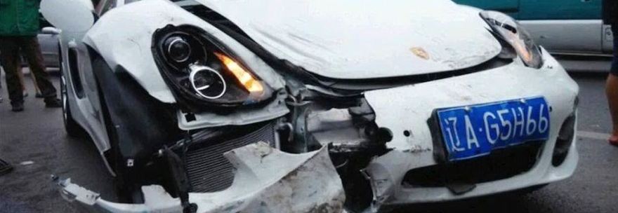 COMPRA UNA PORSCHE DA 70.000 EURO: GIRA L'ANGOLO, SI SCHIANTA E LA DISTRUGGE - GUARDA - 21/10/2014