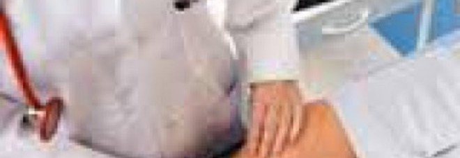 LA DOTTORESSA E' TROPPO AVVENENTE: IL PAZIENTE LA PALPEGGIA DURANTE LA VISITA - 14/12/2014