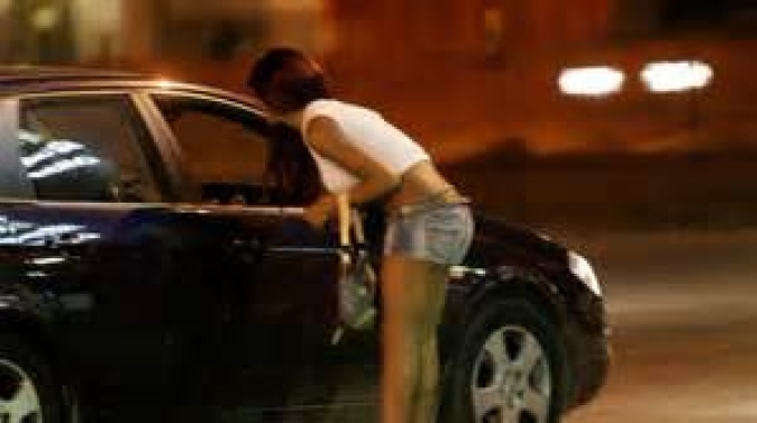 ''IN AUTO CON LA PROSTITUTA'', I VIGILI LO STANGANO. MA ERA LA MOGLIE - 23/10/2014