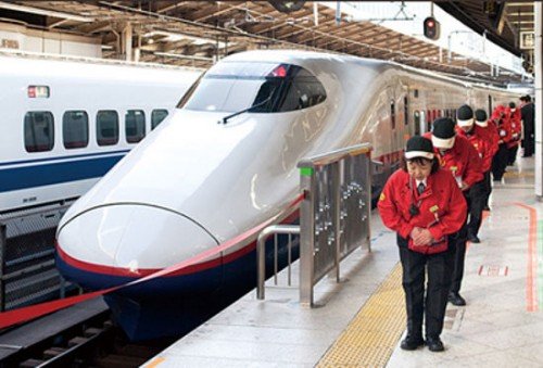 7 MINUTI PER PULIRE UN TRENO SUPERVELOCE GIAPPONESE - VIDEO - 14/12/2014