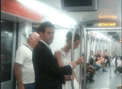 ROMA: STUPORE TRA I PASSEGGERI DELLA METRO QUANDO VEDONO VIAGGIARE DUE SPOSI - ECCO COS'E' SUCCESSO - 27/06/2014