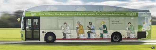 ECCO IL BIO-BUS CHE VA AD ESCREMENTI: SULLE FIANCATE PERSONE SEDUTE SUL WATER - 20/01/2015