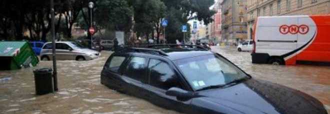 MALTEMPO, BOMBA D'ACQUA VICINO ROMA: RESIDENTI SI RIFUGIANO SUI TETTI PER LA PAURA - 27/11/2014