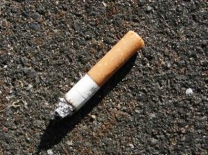 GETTI MOZZICONI DI SIGARETTE A TERRA? ECCO COSA ACCADRA' PER CHI LO FA' - 02/12/2014