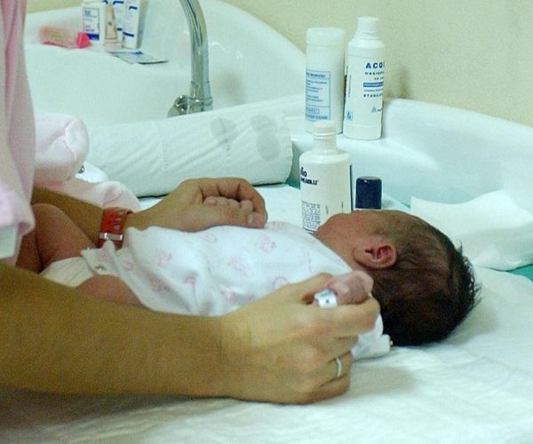 NEONATA MUORE DOPO IL BACIO DI UN PARENTE: ''HA CONTRATTO L'HERPES'' - 02/02/2015