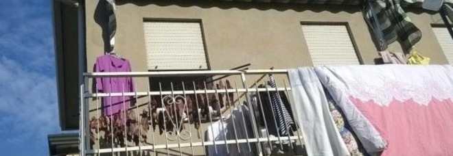 CARNE STESA IN TERRAZZA FRA GLI ABITI. FAMIGLIE CINESI: ''DIVENTA PIU' BUONA'' - FOTO - 14/12/2014