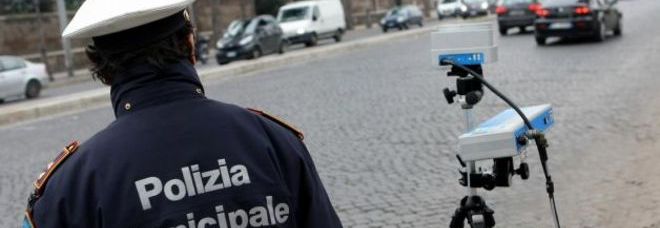 ROMA, I VIGILI SI ADDORMENTANO IN AUTO: DERUBATI DELL'AUTOVELOX. ''DEVONO RICOMPRARLO'' - 17/12/2014
