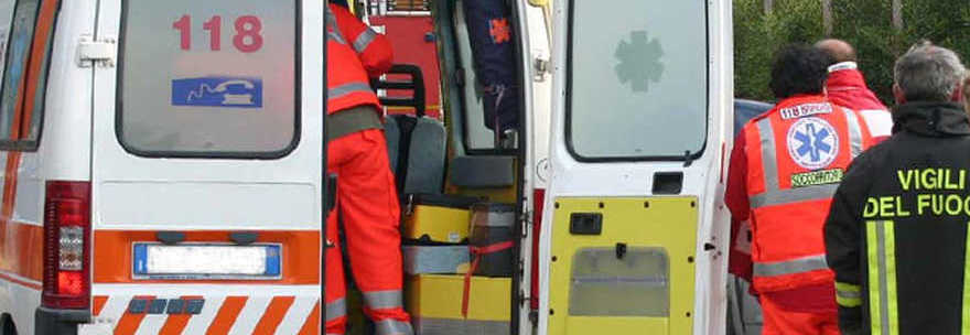 ROMA, PULLMAN SBANDA E SI SCHIANTA CONTRO IL MURO DI UN BAR: TRA I FERITI ANCHE BAMBINI - 22/12/2014