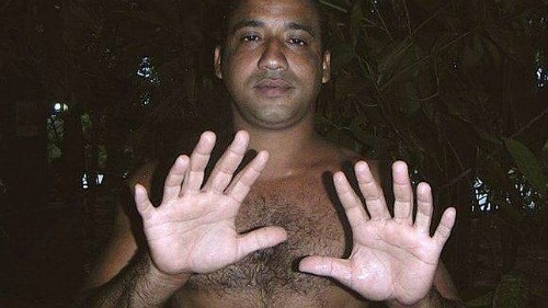 ECCO L'UOMO CHE HA 24 DITA - FOTO - 03/03/2015