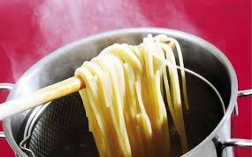 10 IDEE UTILI PER RICICLARE L'ACQUA DI COTTURA DELLA PASTA - GUARDA - 07/10/2016