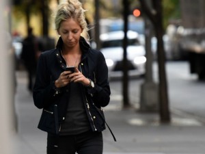 CAMMINA PER STRADA CON IL TELEFONO IN MANO, FERMATA DAI CARABINIERI - 19/01/2015