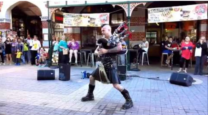 ARTISTA DI STRADA SUONA A MERAVIGLIA THUNDERSTRUCK - VIDEO IMPERDIBILE - 20/12/2013
