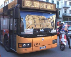 ROMA: AVEVANO PRESO L'AUTOBUS PER ANDARE A SCUOLA MA QUELLO CHE SUCCEDE ALL'INTERNO E' DAVVERO SCIOCCANTE - 27/01/2015