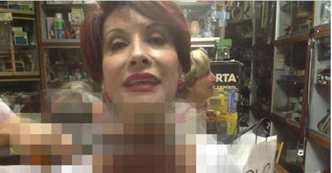 ALDA D'EUSANIO: SI MOSTRA CON UN COLTELLO PUNTATO ALLA GOLA RECITANDO PAROLE DURISSIME - 07/09/2014
