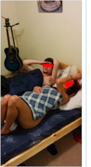 SCOPRE LA FIDANZATA A LETTO COL COINQUILINO, LI FOTOGRAFA E LI METTE SU FACEBOOK - FOTO - 10/02/2015