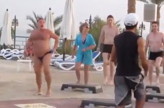 IL MIGLIOR ISTRUTTORE DI ZUMBA DI SEMPRE - IL VIDEO CHE IMPAZZA SUL WEB - 20/12/2013