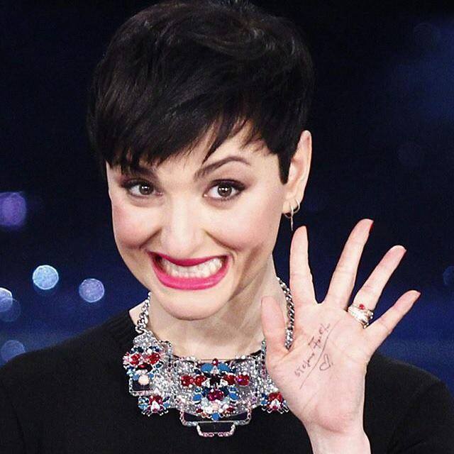 ''AL MATTINO SONO COSI''' ARISA PUBBLICA UN SELFIE SENZA TRUCCO E SUL WEB SI SCATENANO - 26/02/2015