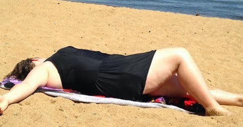 I FIGLI LE SCATTANO UNA FOTO SULLA SPIAGGIA: SCOPRE UNA COSA SCONVOLGENTE - 26/02/2015