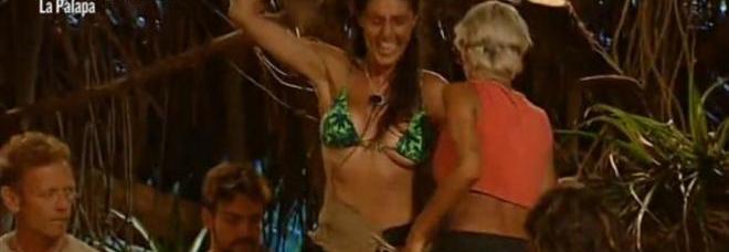 ISOLA, CECILIA RODRIGUEZ E L'INCIDENTE HOT: IL COSTUME SI SPOSTA, NUDA IN DIRETTA - 04/03/2015