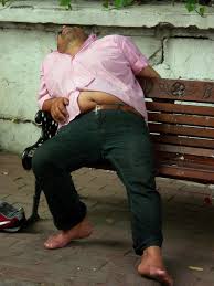 L'UOMO CHE SI UBRIACA MANGIANDO PATATINE FRITTE - 09/07/2015