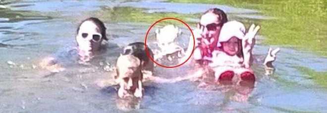 LA FAMIGLIA VA IN GITA AL FIUME, MA C'È UN INTRUSO NELLA FOTO: ''E' IL FANTASMA DI UNA RAGAZZA'' - 10/03/2015