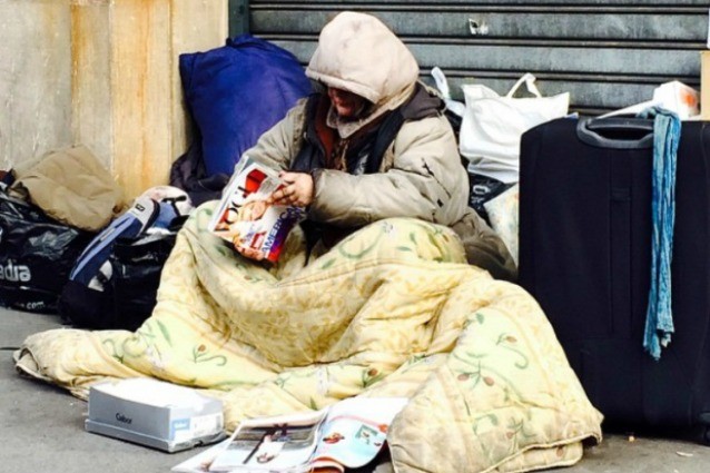 GUARDATE ATTENTAMENTE QUESTA FOTO: LA FOTO DELLA SENZA TETTO CHE HA SCATENATO LE POLEMICHE - GUARDA - 11/03/2015