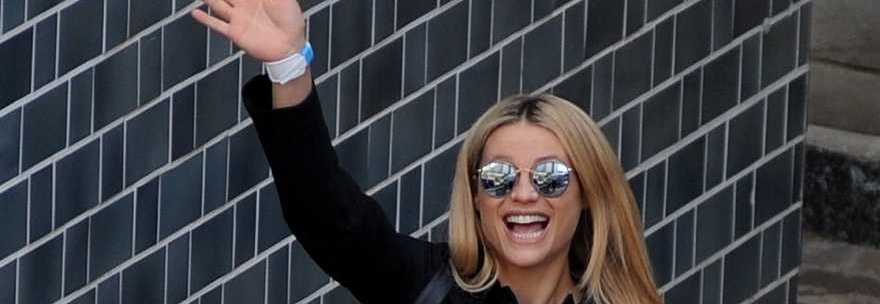 MICHELLE HUNZIKER ESCE DALLA CLINICA: LE PRIME FOTO CON CELESTE - GUARDA - 11/03/2015