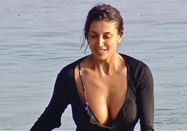 FISICO MOZZAFIATO E CURVE PROROMPENTI: ECCO COSA SI NASCONDE DIETRO IL CORPO PERFETTO DI CRISTINA BUCCINO - 25/03/2015