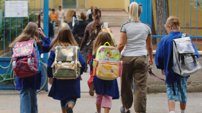 GENITORI NEL PANICO: MANIACO OFFRE AI BAMBINI CARAMELLE AVVELENATE. ECCO COME AGISCE E DOVE - 22/03/2015
