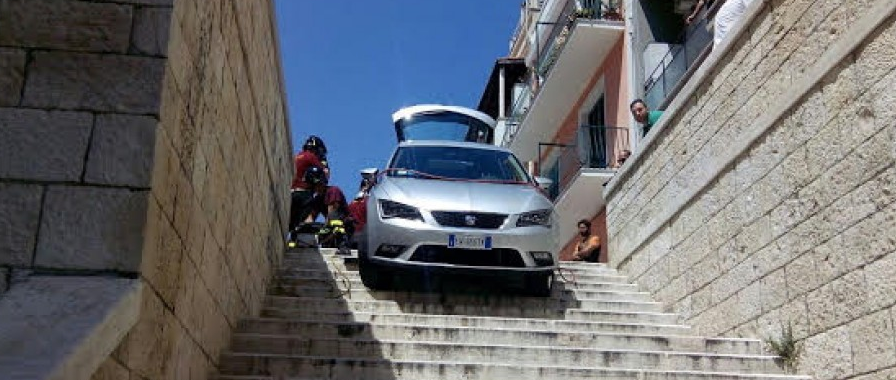 SEGUONO LE ISTRUZIONI DEL NAVIGATORE E FINISCONO SU UNA SCALINATA - 30/09/2014