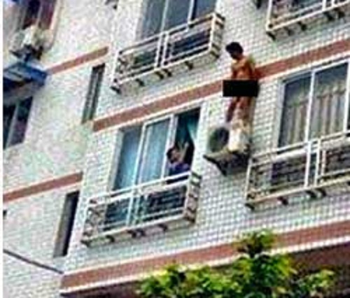 AMANTE SCOPERTO SCAPPA IN BALCONE PER NON ''PRENDERLE'' - FOTO - 27/05/2015