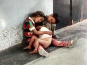 TRE BAMBINI ABBANDONATI DAL PADRE. LA FOTO CHE SPEZZA IL CUORE - 23/03/2015