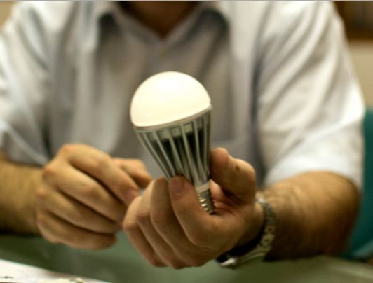 INVENTA UNA LAMPADINA CHE DURA 100 ANNI, LE LOBBI LO MINACCIANO DI MORTE - 26/04/2015
