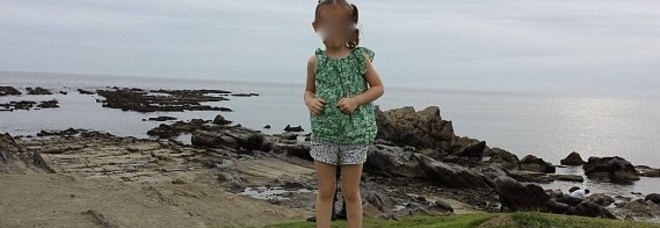 ''DIETRO LA BAMBINA CI SONO GLI STIVALI''. LA FOTO MISTERIOSA CHE FA IL GIRO DEL WEB - GUARDA - 22/04/2015