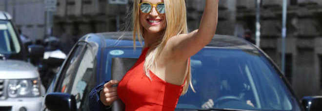 MICHELLE HUNZIKER, FORME DA NEO MAMMA: PASSEGGIATA A MILANO... MA DIMENTICA UN PEZZO - 23/04/2015
