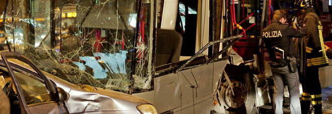 ROMA, SCONTRO TRA TRAM 8 E UN BUS: DECINE DI FERITI, 2 IN CODICE ROSSO - 25/04/2015