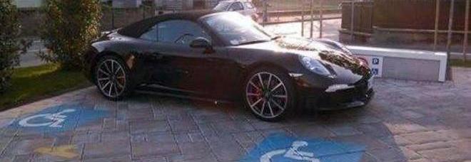 PARCHEGGIA LA PORSCHE SU DUE POSTI PER DISABILI: ''NON POSSIAMO MULTARLO'' - 25/04/2015
