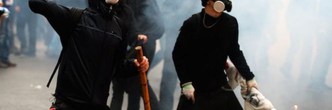 ALL'ESTERO E' DURA PER I BLACK BLOC: ECCO COME VENGONO TRATTATI. 'PRIMA LI PICCHIAMO, POI...' - 05/05/2015