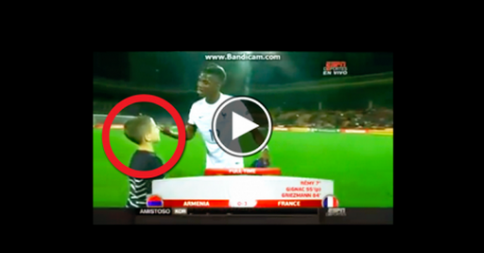 BAMBINO CHIEDE LA MAGLIA A POGBA, IL FRANCESE NON ESAUDISCE LA RICHIESTA: ECCO LA REAZIONE DEL PICCOLO - 15/10/2014