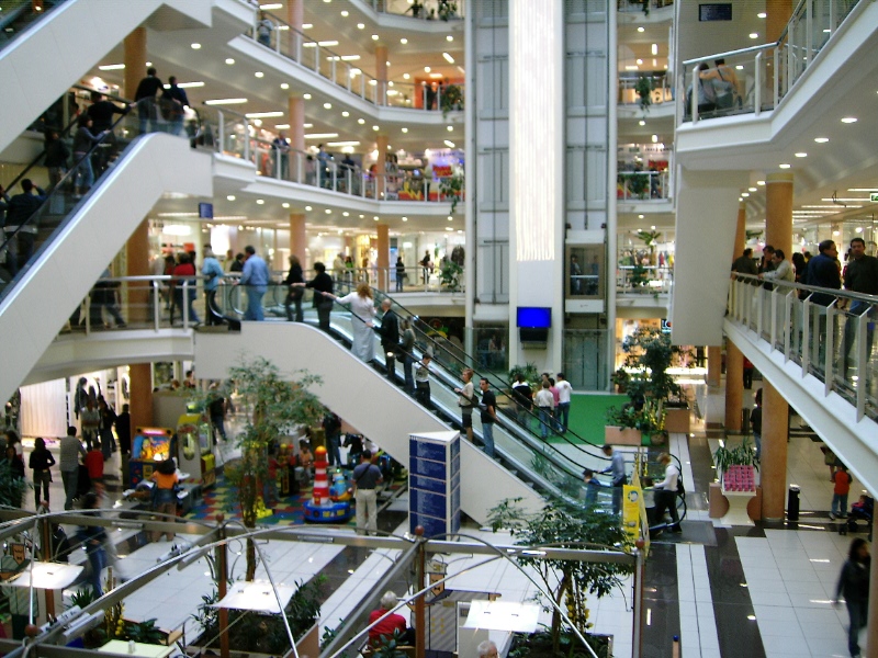 ORRORE AL CENTRO COMMERCIALE: UN UOMO PORTA AL GUINZAGLIO UNA RAGAZZA-CANE - GUARDA - 22/05/2015