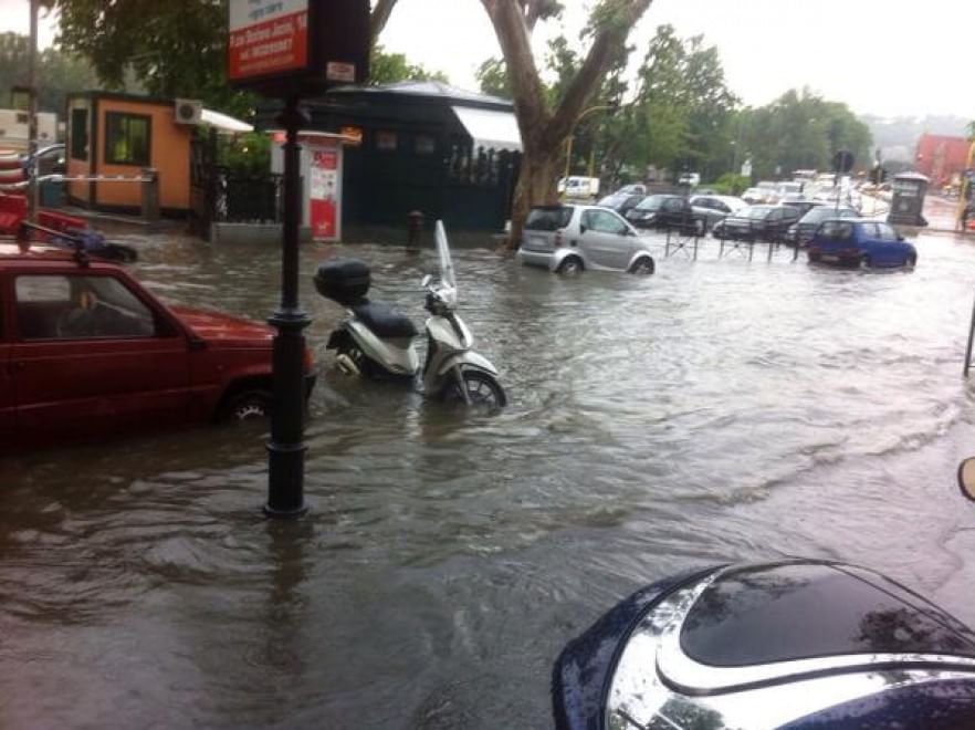 ROMA - IMMAGINI PAZZESCHE: LA CITTA' SOMMERSA DAL VIOLENTO NUBIFRAGIO - 27/05/2015