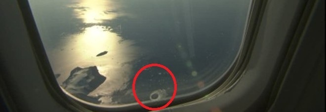 A COSA SERVE IL FORELLINO NEL FINESTRINO DEGLI AEREI? MISTERO SVELATO DAL PILOTA - 07/06/2015